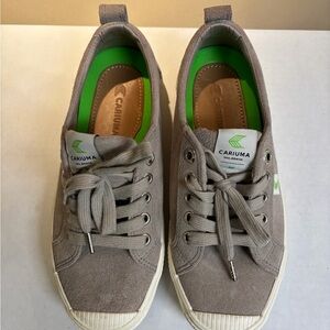Cariuma grey suede Sneakers with Green Details